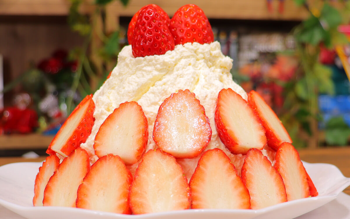 イチゴをデコレーション