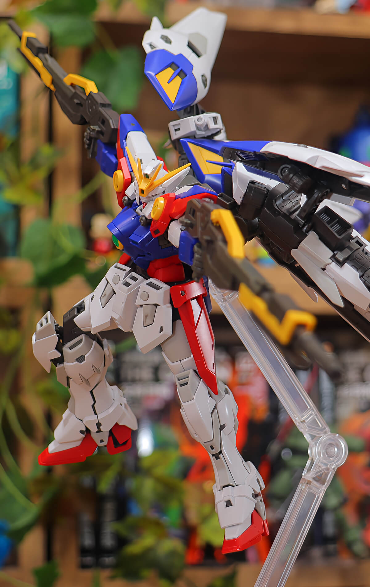 両腕を左右に広げたシーン