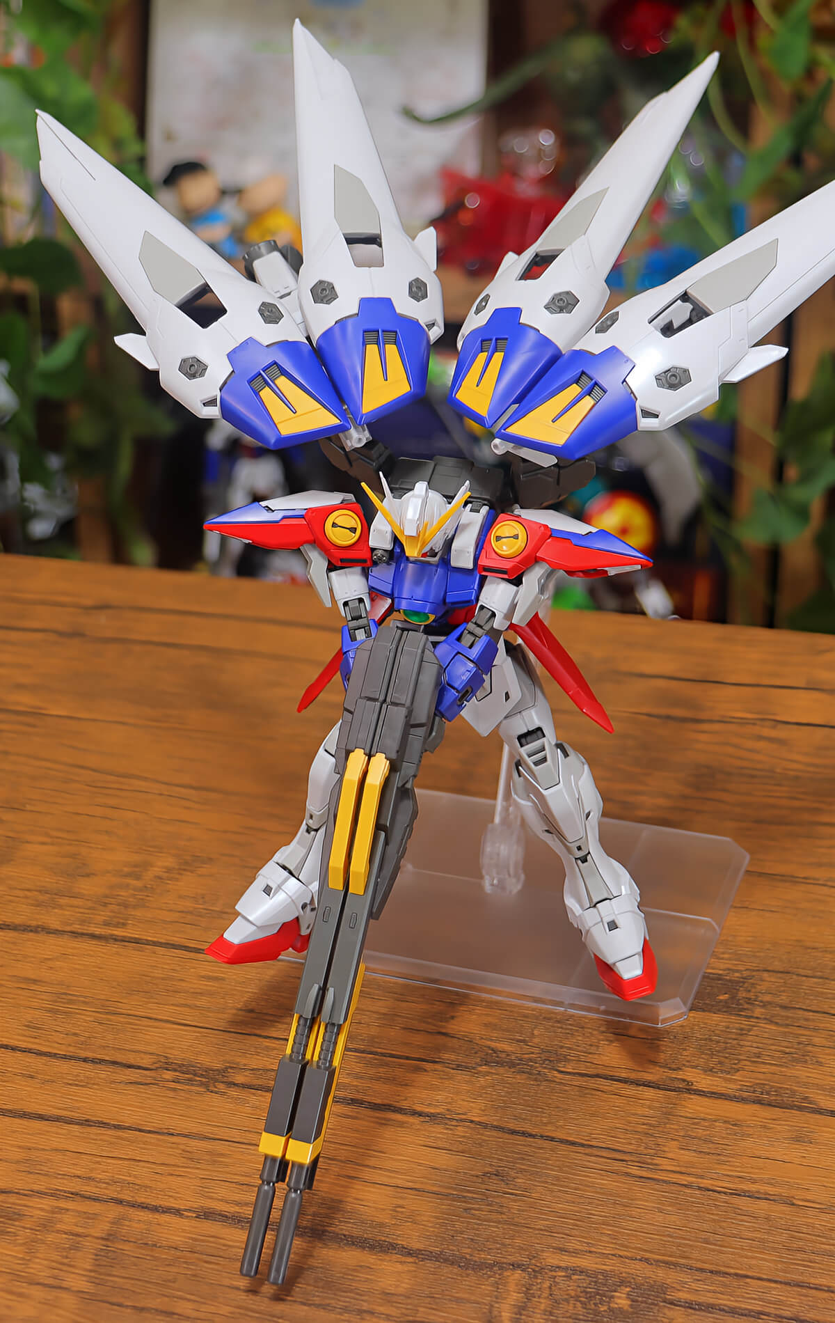 両腕で持ちながら構える