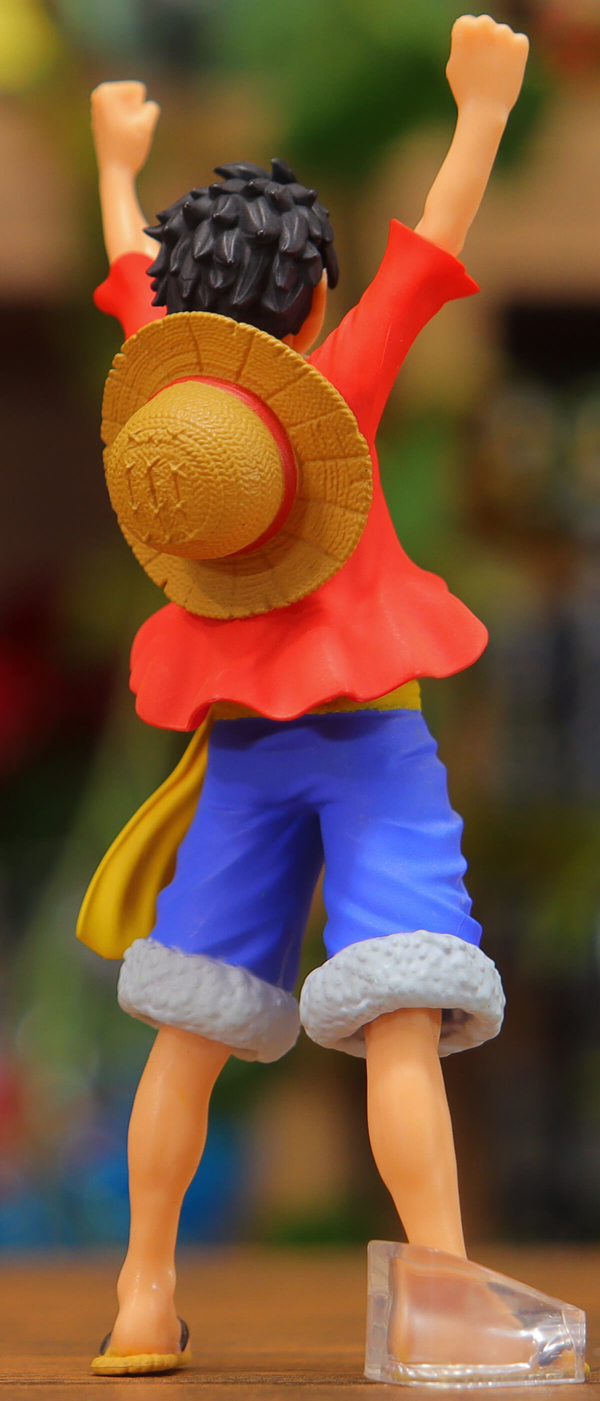 両手を突き上げるポーズ