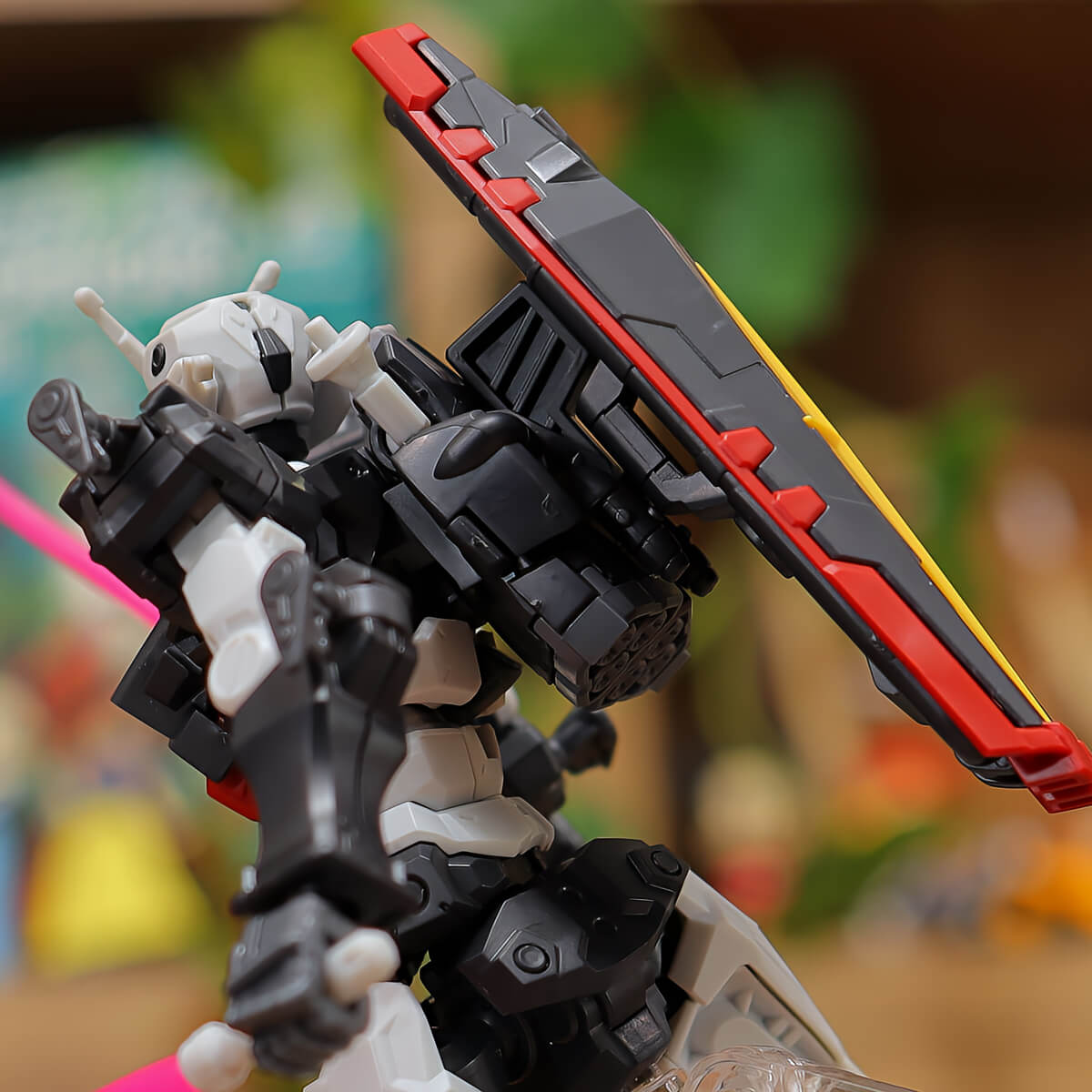 シールドをバックパックにマウント